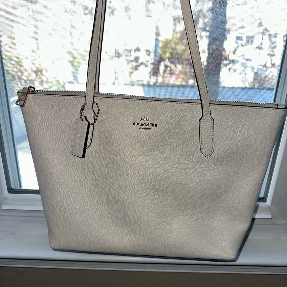 PERFECT CONDITION 🤍 COACH WHITE PEBBLE LEATHER TOTE BAG